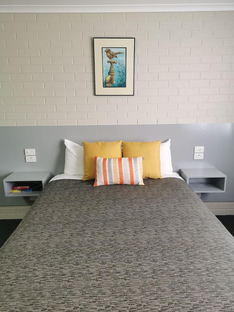 Deborah Motel