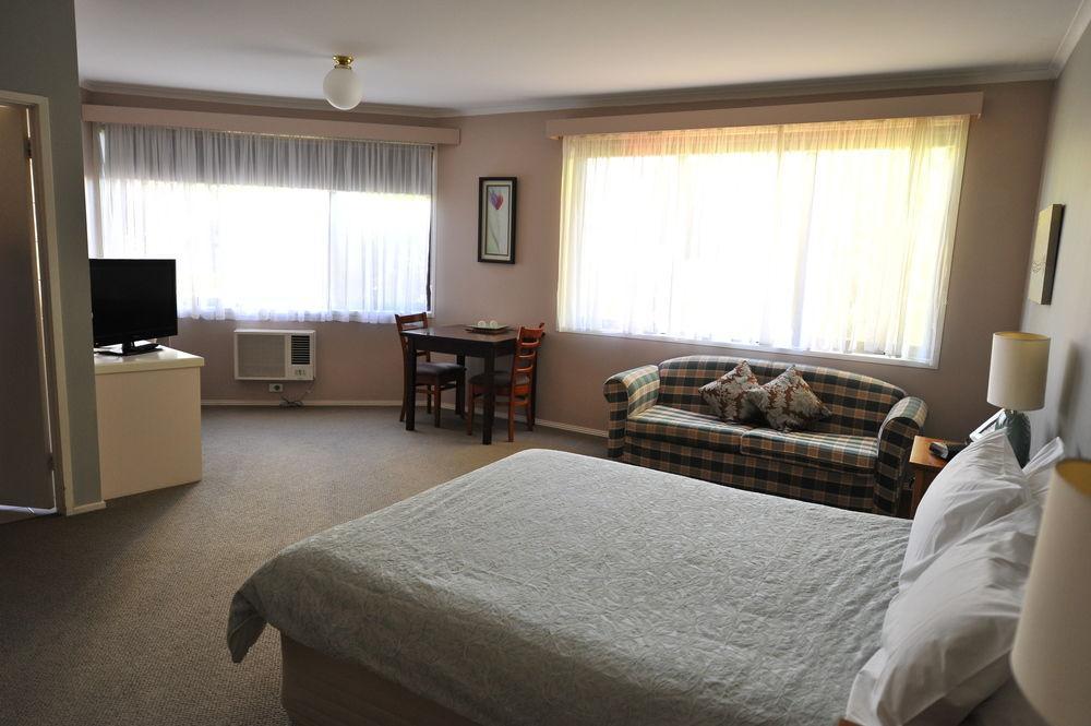 Deborah Motel